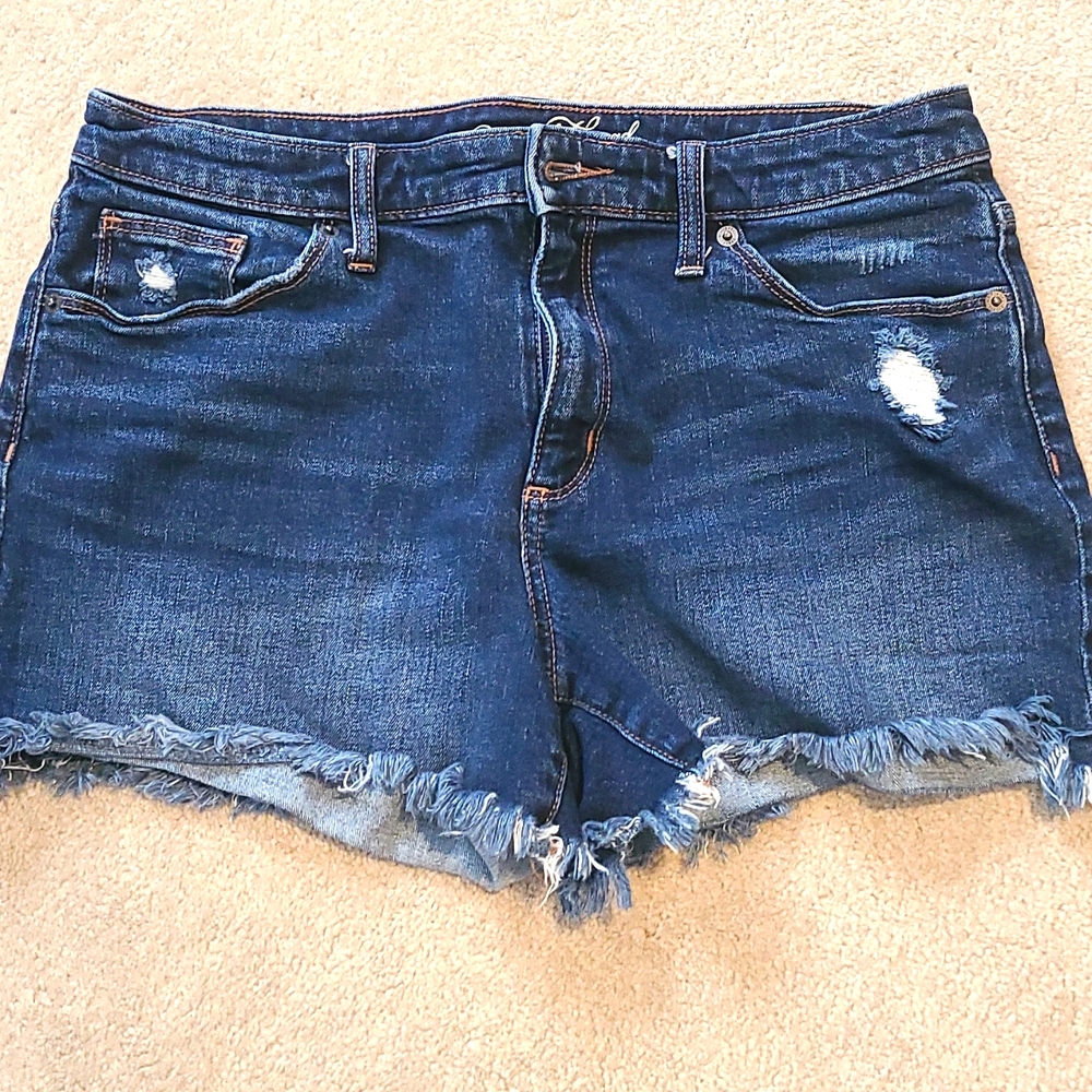 Frayed denim shorts